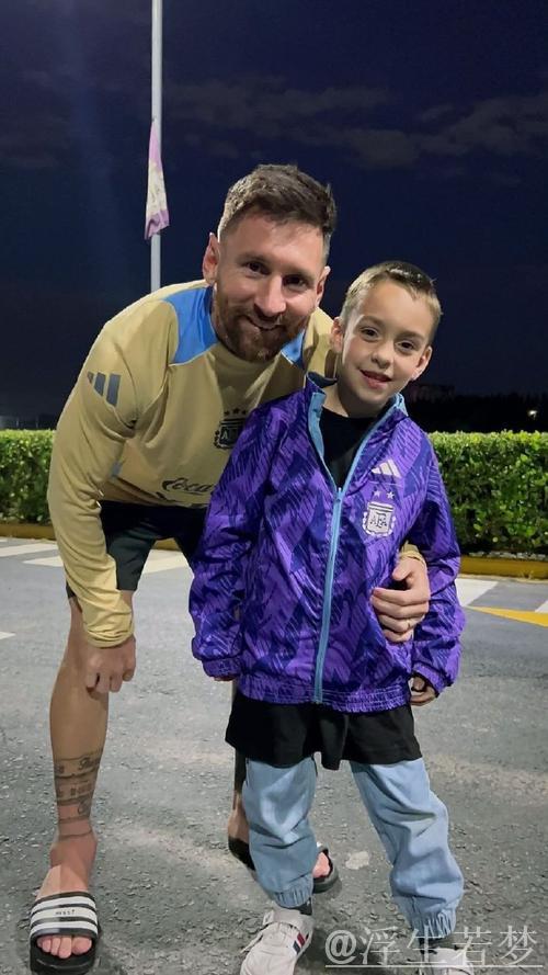 梅西看到小球迷被拦想合影,主动示意让他过来 梅西看到小球迷被拦想合影,主动示意让他过来